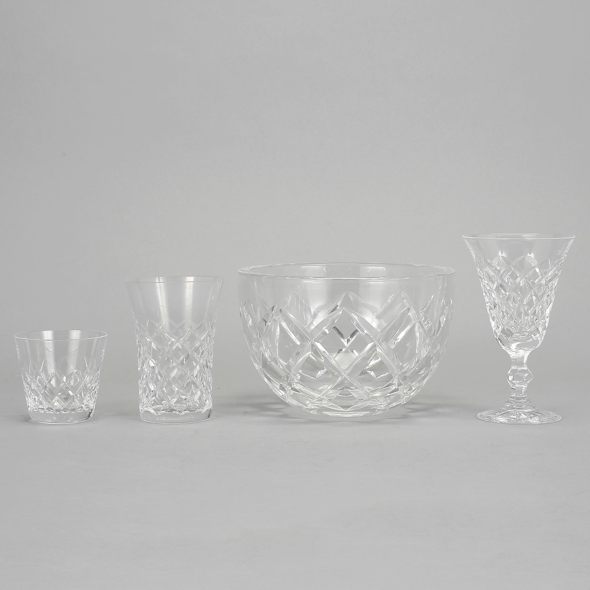 GLASSERVISDELAR, 33 delar, "Rut", Fritz Kallenberg, Kosta Boda samt SKÅL i rutslipad kristall.