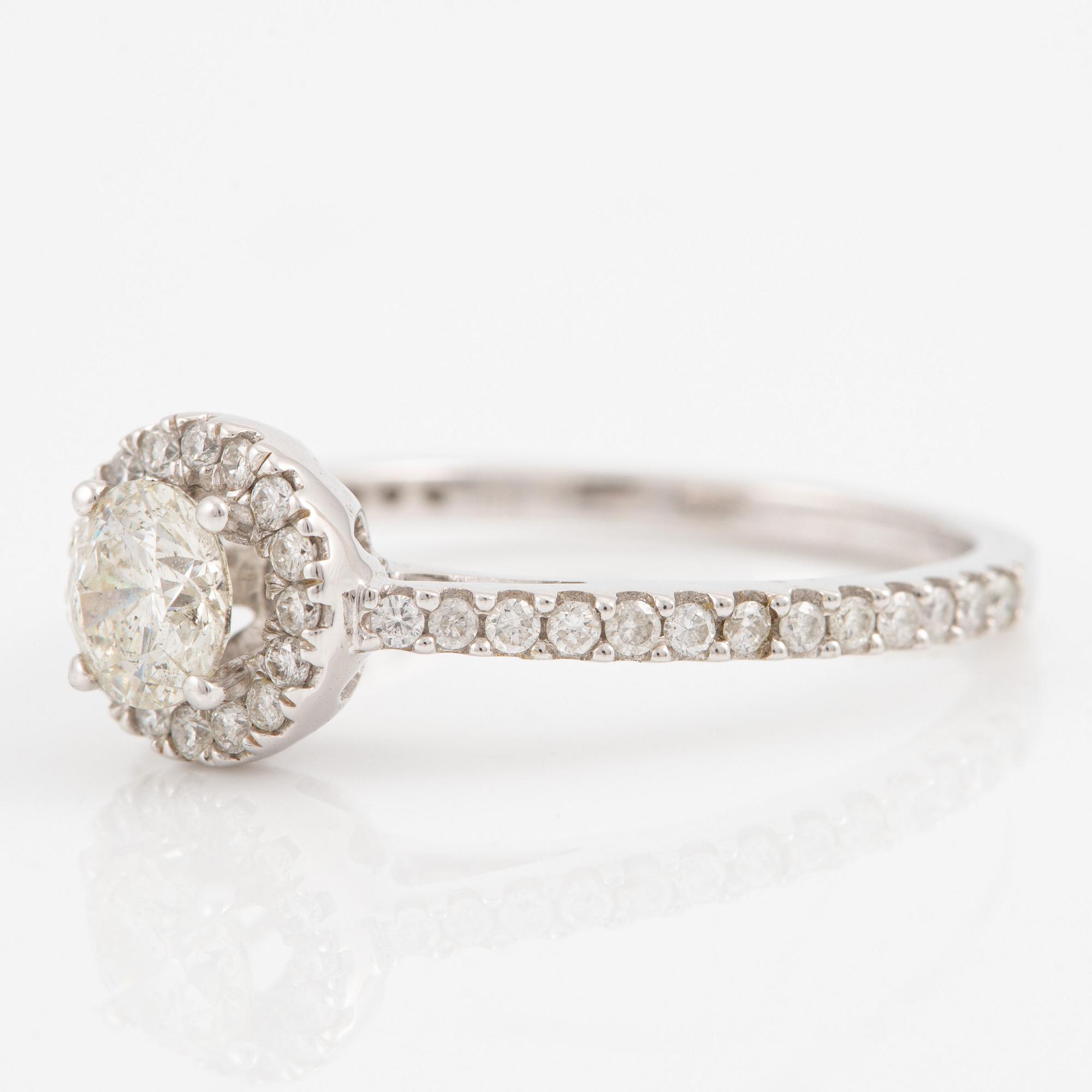 Ring, 14K white gold with brilliant-cut diamonds.
