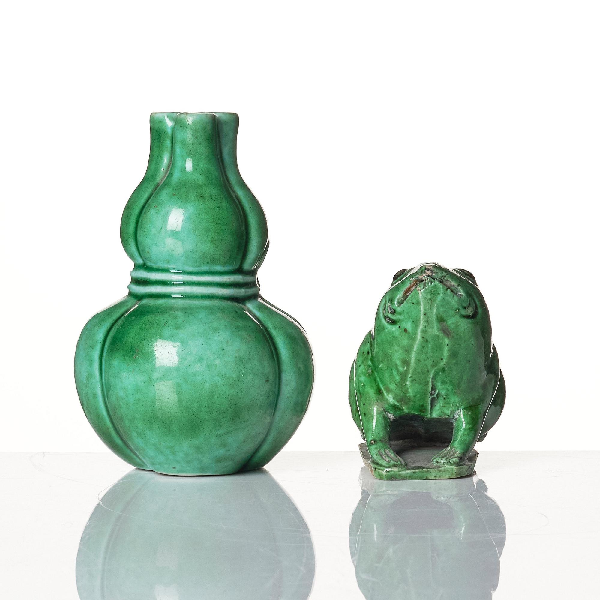 A green glazed triple gourd vase and a brush washer, Qing dynasty, 19th century.