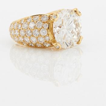 A ring in 18K gold set with a round brilliant-cut diamond 10.08 ct G vs2.