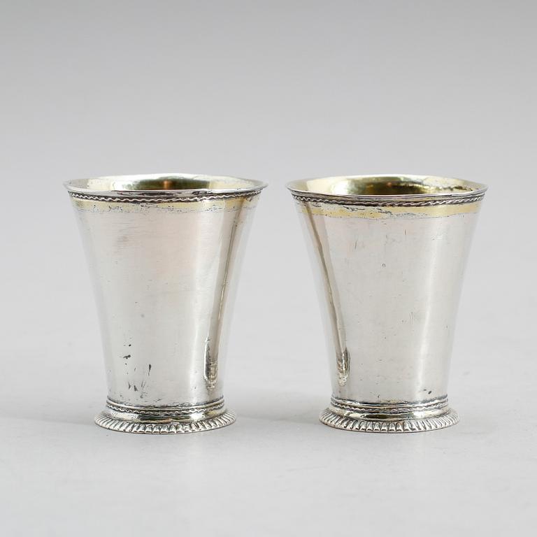 BÄGARE, 1 par, silver, Lars Castman, Vimmerby 1739-1784. Vikt ca 56 gram.