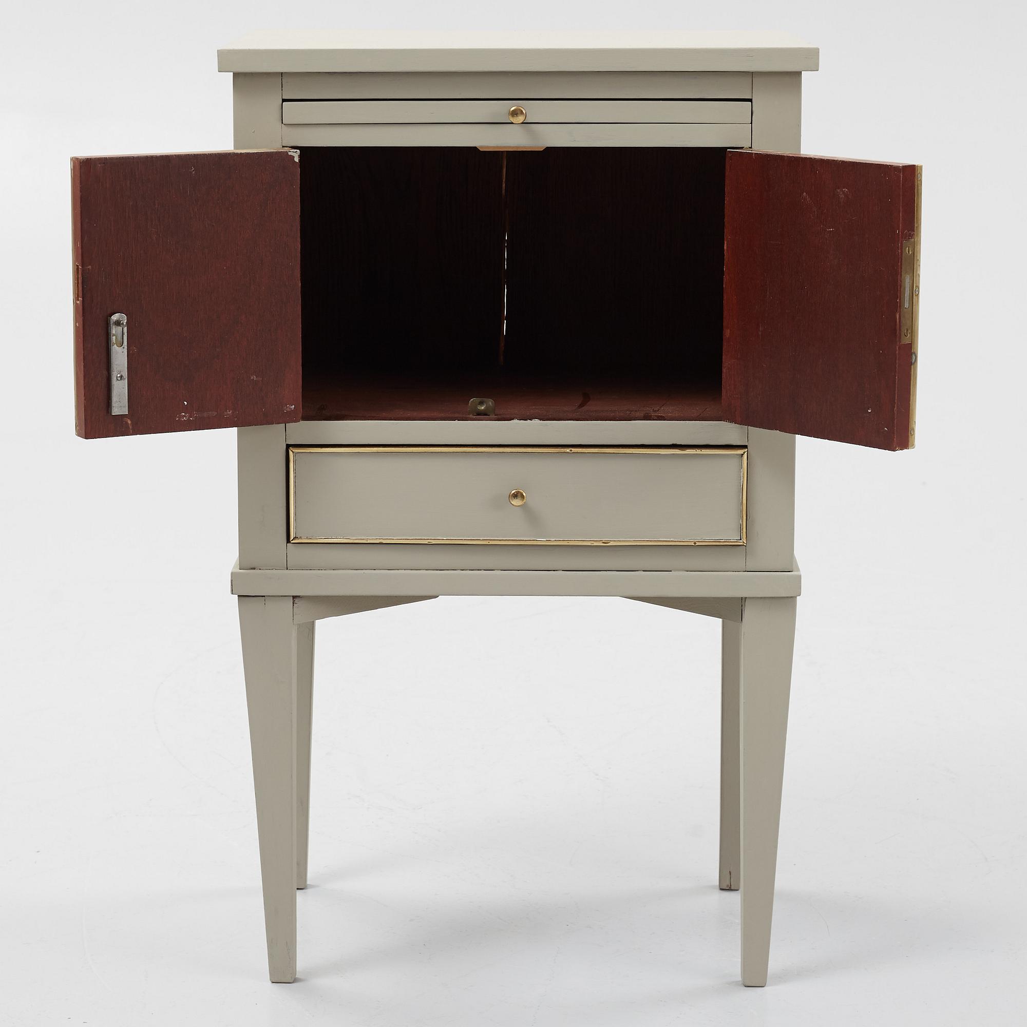 Pottskåp, sengustaviansk stil, 1900-talets första hälft.