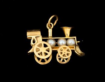 BERLOCK, 18 k guld med 3 odlade pärlor. Vikt ca 11 g.