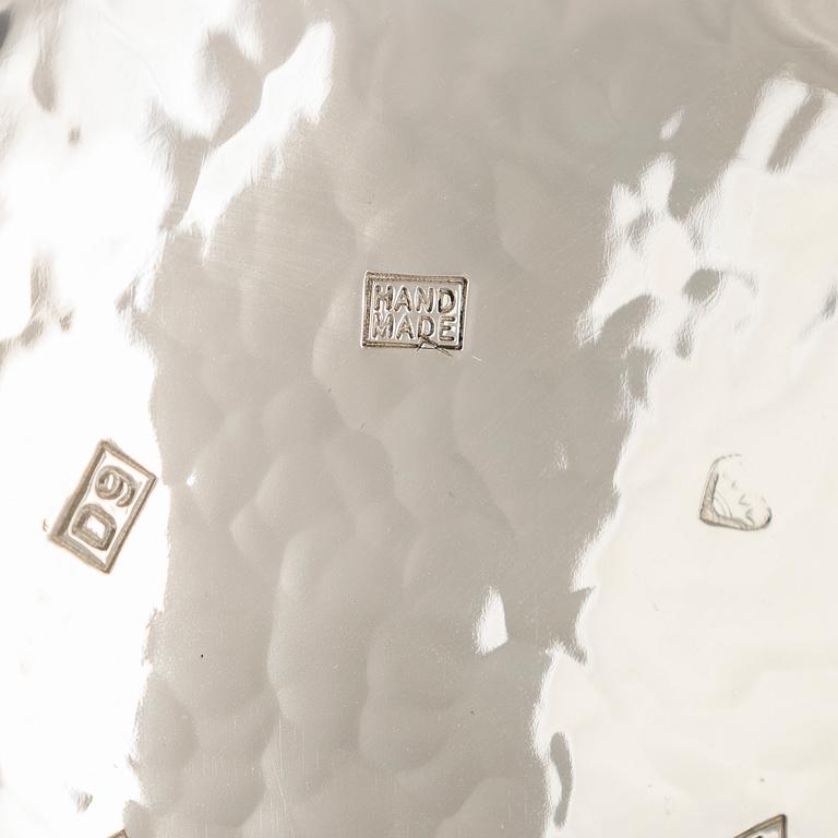 A. Tillander, malja, sterlinghopeaa ja emalia. Turku 2005.