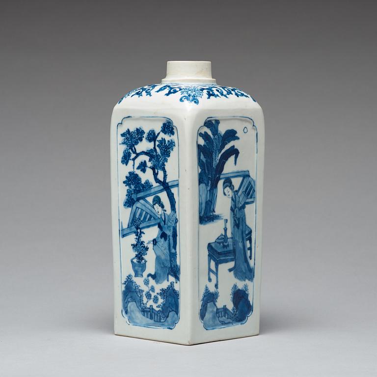 A blue and white 'gin bottle' flask, Qing dynasty, Kangxi (1662-1722).