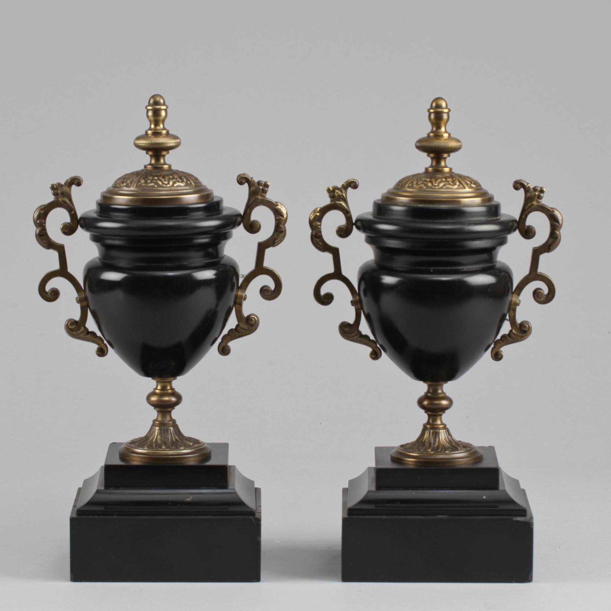 PRYDNADSURNOR, ett par. Omkring sekelskiftet 1900.