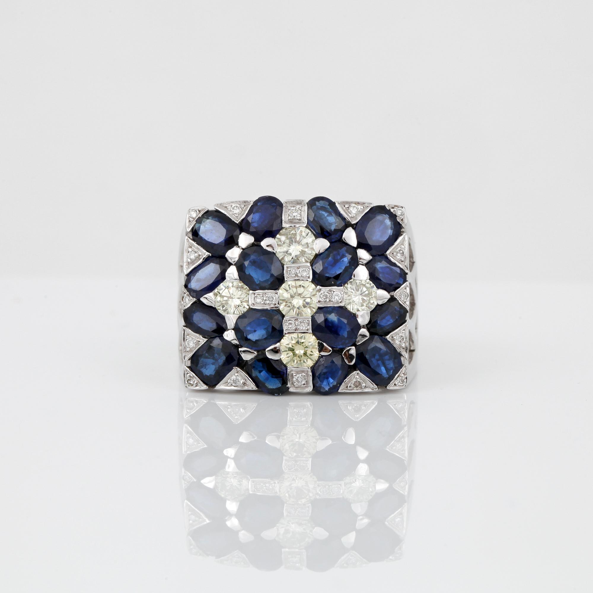 RING, 18k vitguld med briljantslipade diamanter, ca 1.20 ct samt fasettslipade blå safirer ca 5.60 ct. Vikt 18 g.