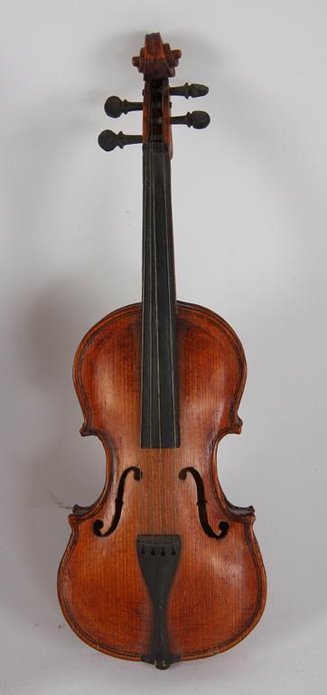 MINIATYRGITARR, och FIOL.