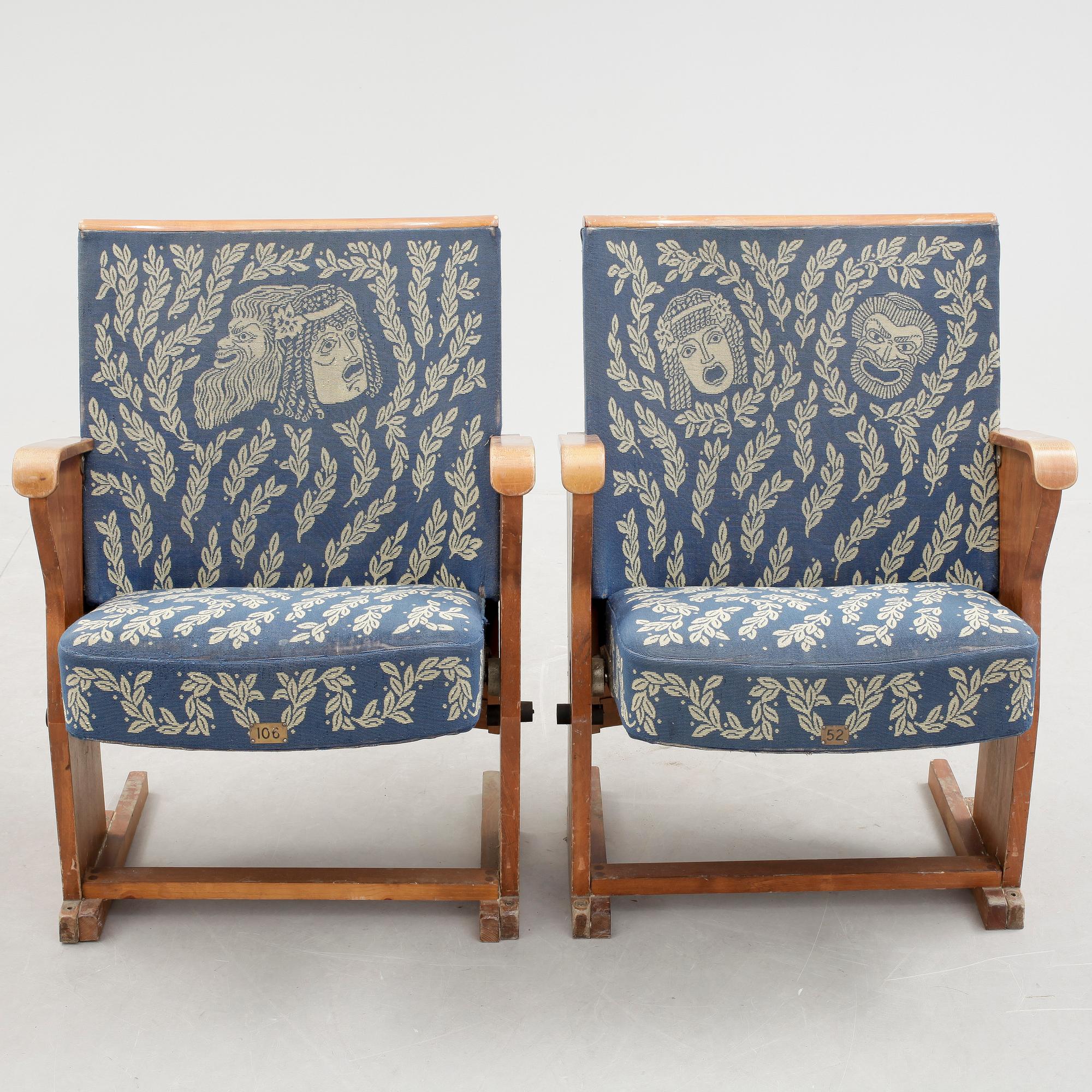 TEATERFÅTÖLJER, ett par. Enligt uppgift ritade av David Helldén.