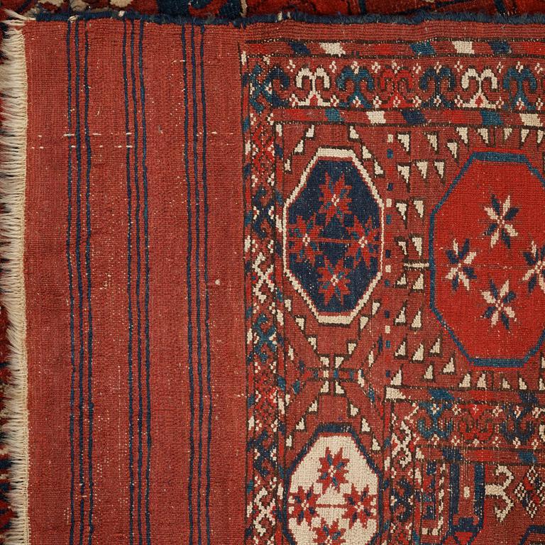 Matto, an antique Tekke main carpet, ca 287-293,5 x 207-219,5 cm (as well as 1 cm flat weave at the ends).