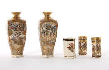 VASER, 2+2+1, porslin, Satsumas. 1900-talets början.
