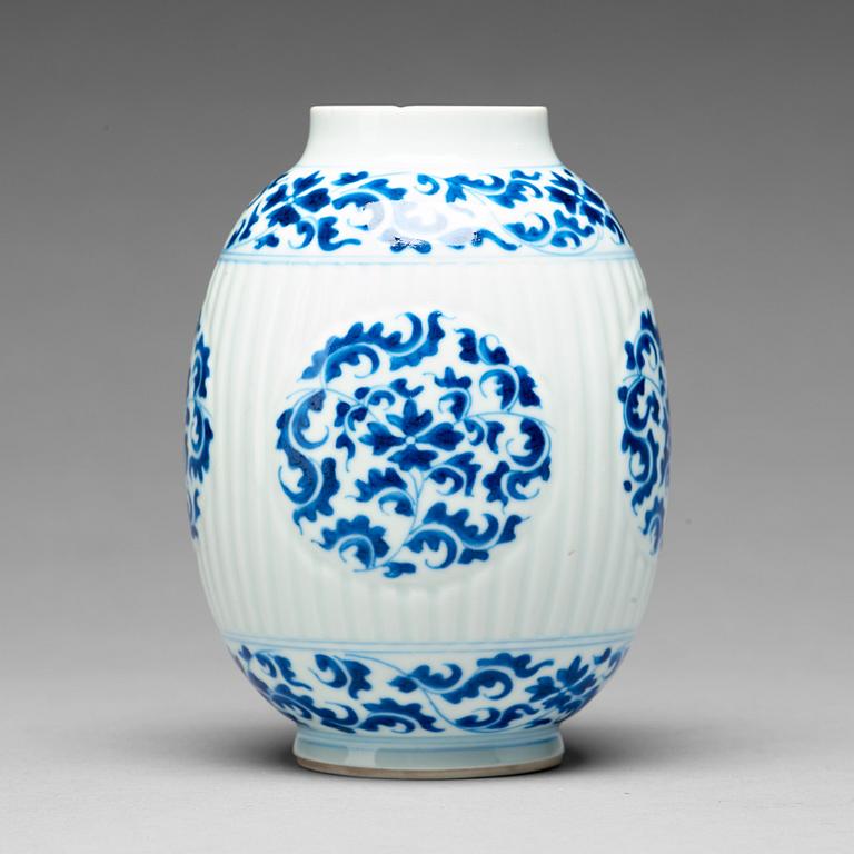 TEKRUKA, porslin. Qingdynastin, Kangxi (1662-1722).