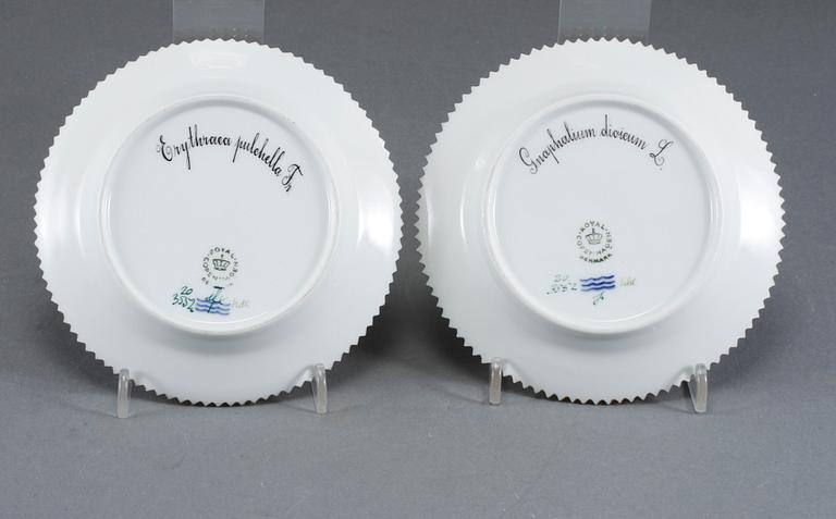 ASSIETTER, 2 stycken, porslin, "Flora Danica", 20 3552, Royal Copenhagen, 1900-talets andra hälft.