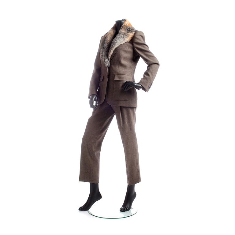 GUCCI, a two-piece suit consisting of jacket and pants.