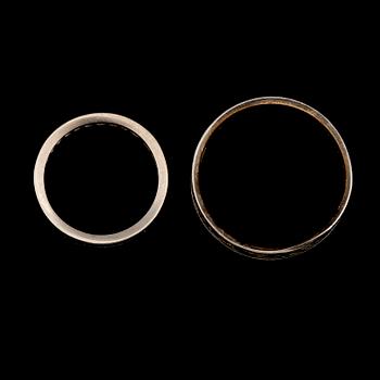 RINGAR, 2 st, 18K vit och rödguld, 1960-tal. Vikt ca 9 gram.