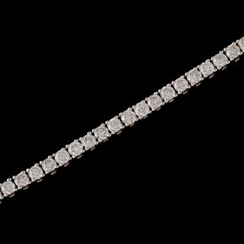 ARMBAND, 18k vitguld med 74 briljantslipade diamanter, totalt 4.00 ct. Vikt 12 g.