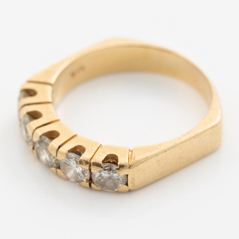 Alliance ring, 18K gold with five brilliant-cut diamonds totalling approximately 1 ct.