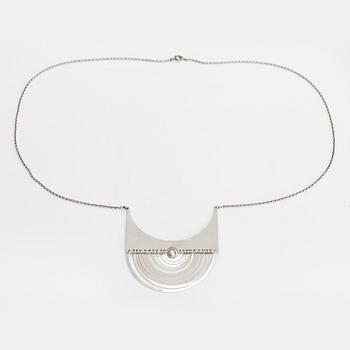 Tapio Wirkkala, Halsband "Halvmåne", sterlingsilver. Westerback, Helsingfors 1973.