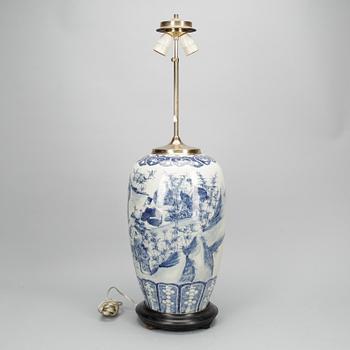 BORDSLAMPA, porslin, Kina, 1900-talets andra hälft.