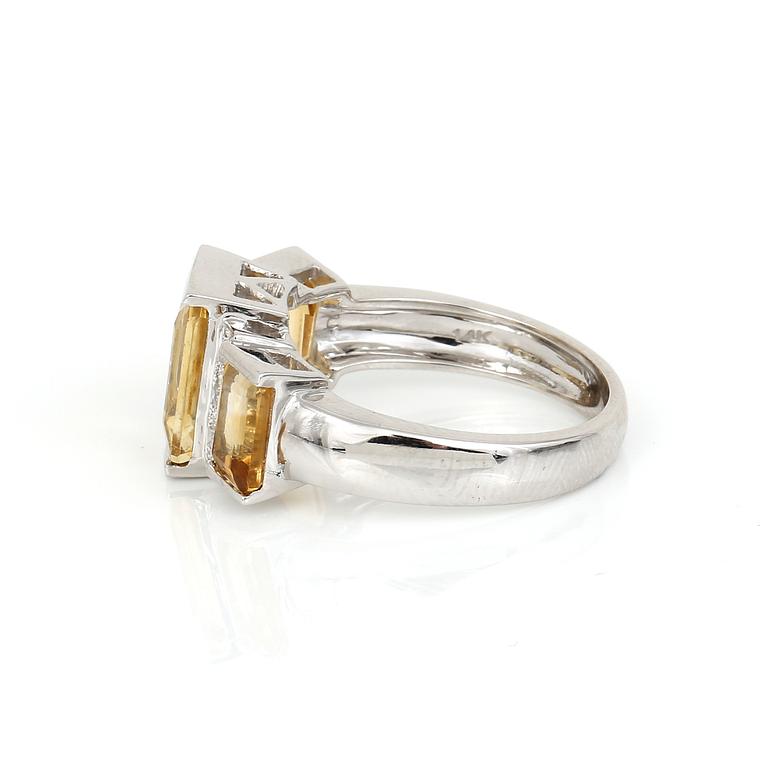 RING, 14K vitguld med blandadslipade citriner tot ca 3,28 ct och små diamanter tot ca 0,06 ct. Total vikt ca 4,49 g.