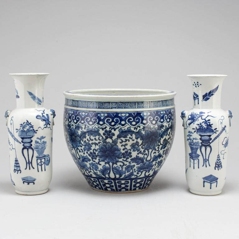 A pair of blue and white vases and pot, Qing dynasty, late 19th century.