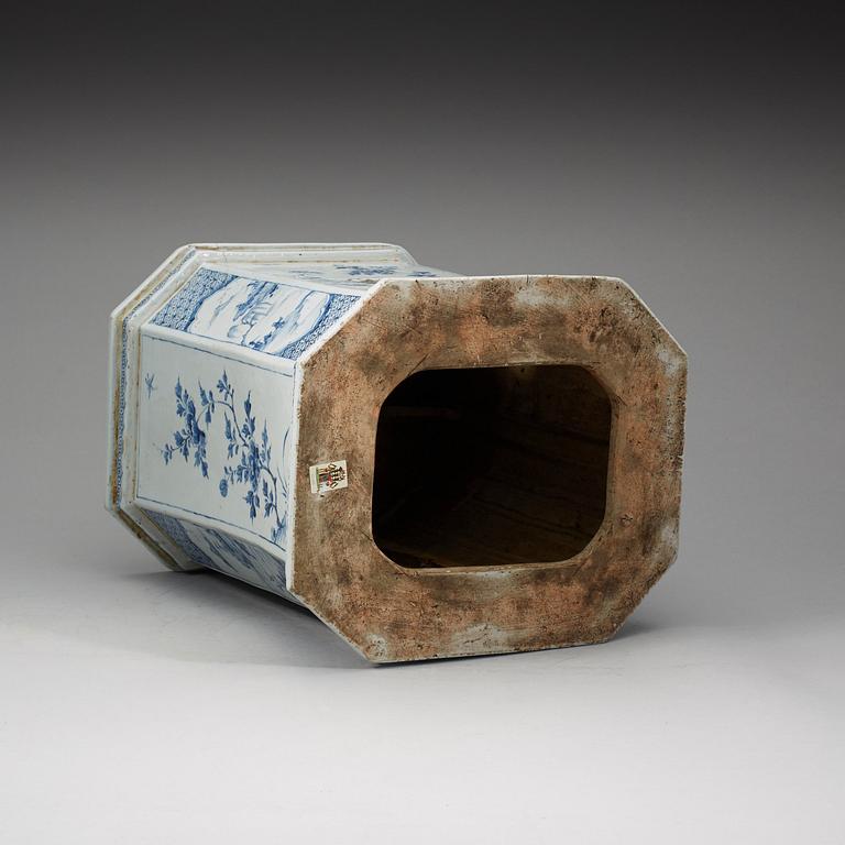 A rare large blue and white plinth/garden seat, Qing dynasty, Kangxi (1662-1722).