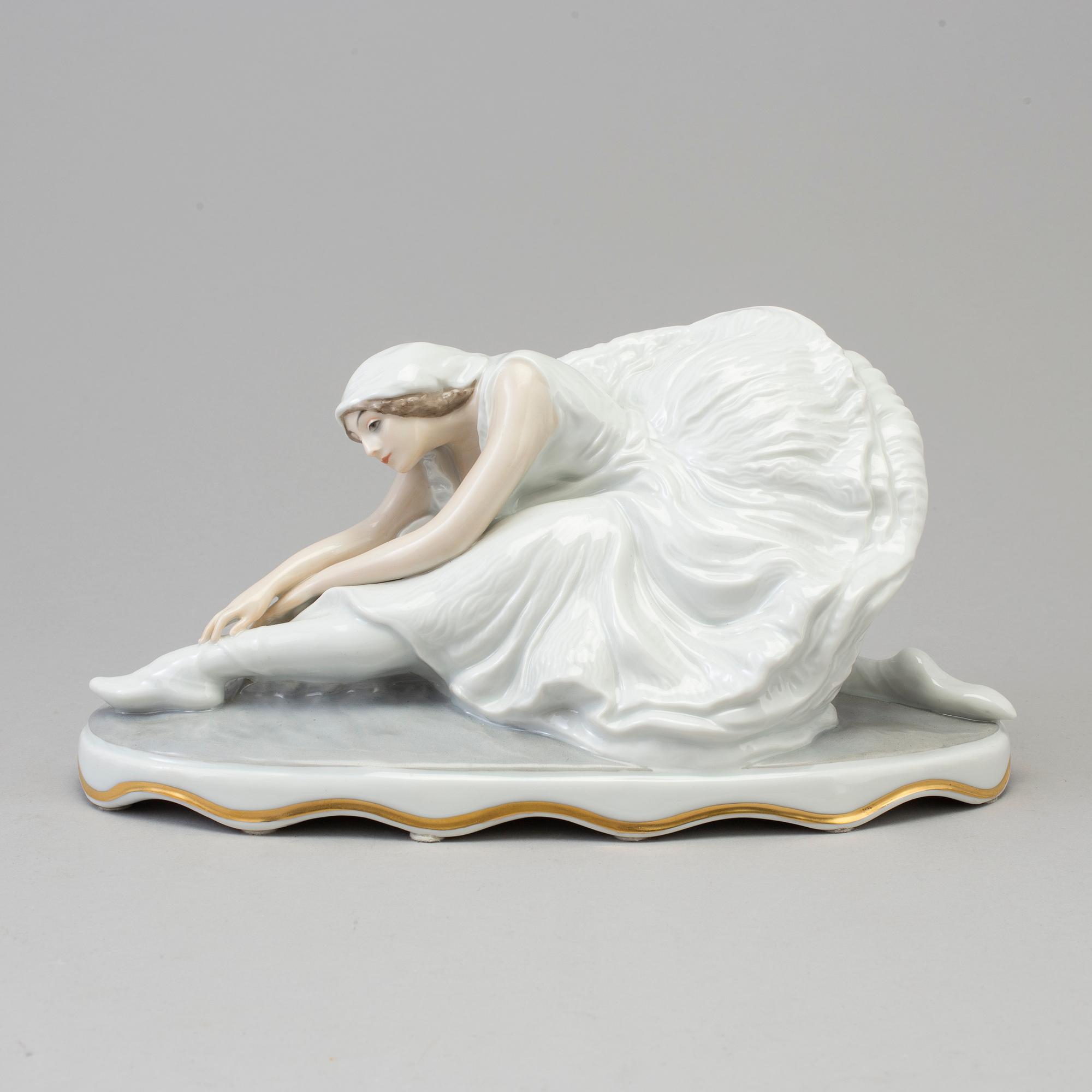 A Rosenthal figurin of Anna Pavlova as Odette in the Swan Lake, Germany 1929.