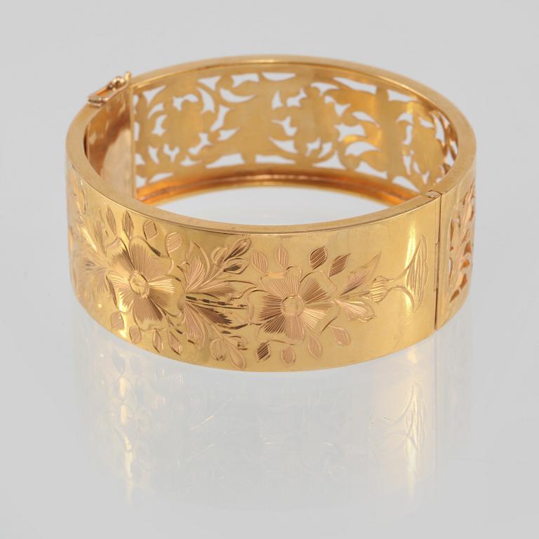 ARMRING, 18K guld. Vikt 45,1 gram.