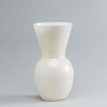 A CENEDESE MURANO INCAMMICIATO GLASS VASE, later part of the 20th cnenury.
