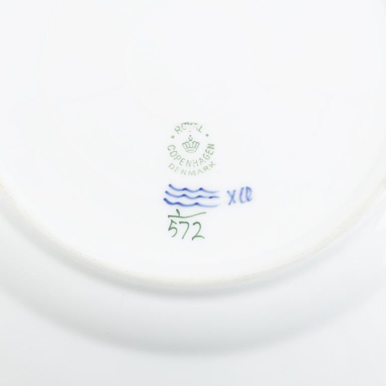 Royal Copenhagen, 40 'Musselmalet' porcelain plates.