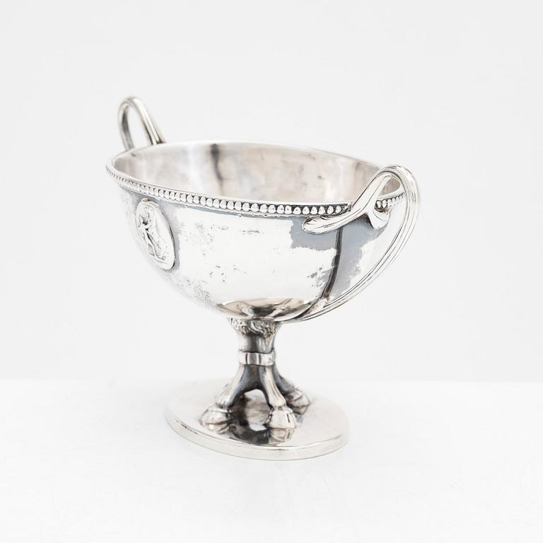 A Georg III sterling silver salt cellar, maker's mark of Andrew Fogelberg, London 1778.