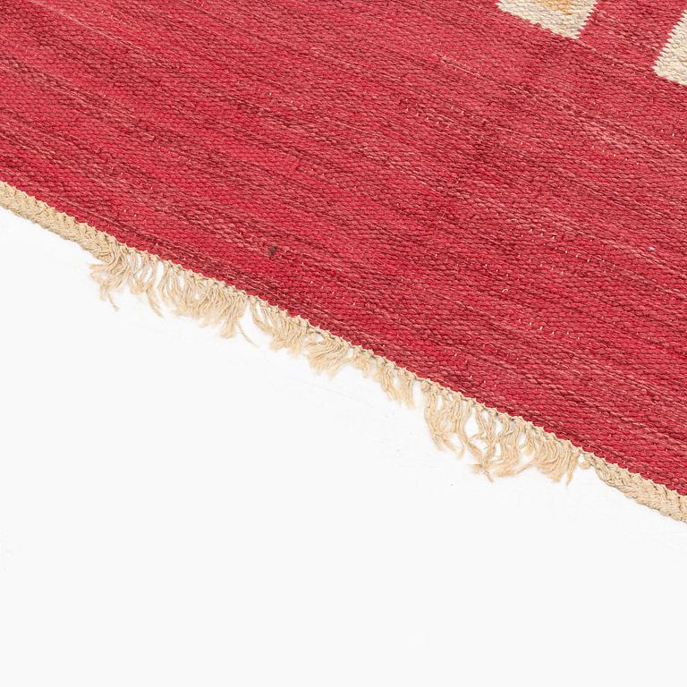 Edna Martin, a carpet, 'Oktandria, röd', flat weave, approximately 323 x 227 cm, signed SH (Svensk hemslöjd).