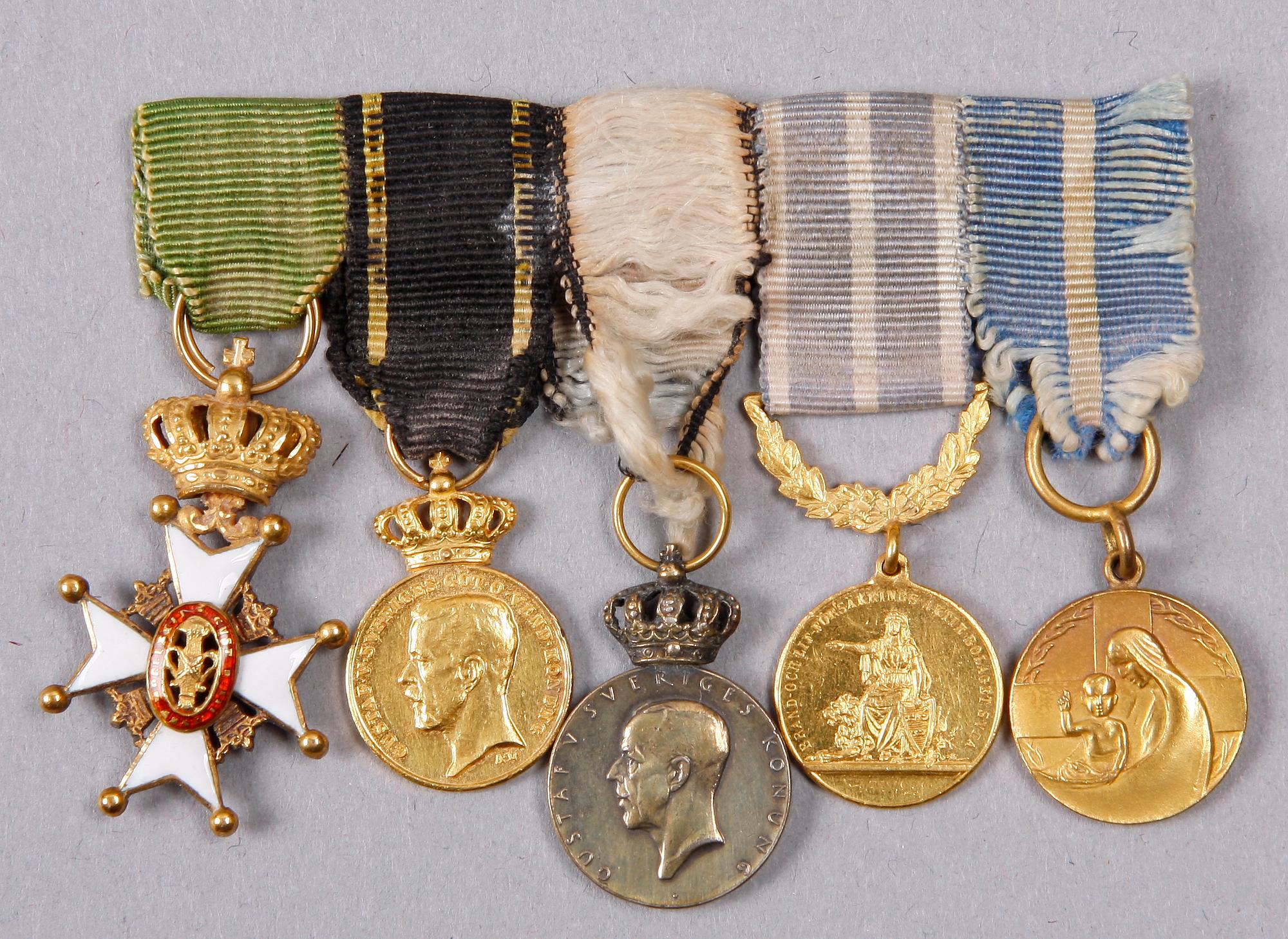 MINIATYRTECKEN PÅ SLÄPSPÄNNE, 5 st, silver resp guld 23 K, bla Kungl Vasaorden. 1900-talets första hälft.