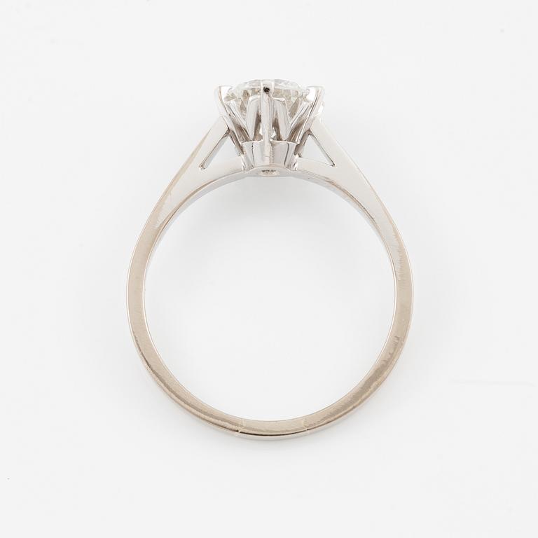 Ring, 18K vitguld med briljantslipad diamant 1.05 ct enligt gravyr.