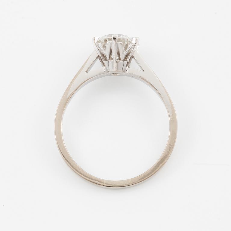 Ring, 18K white gold with a brilliant-cut diamond 1.05 ct according to the engraving.