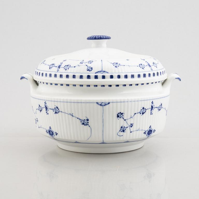 A 'Blue Fluted' / 'Musselmalet rifflet' porcelain tureen with cover, Royal Copenhagen, early model, 19th century.