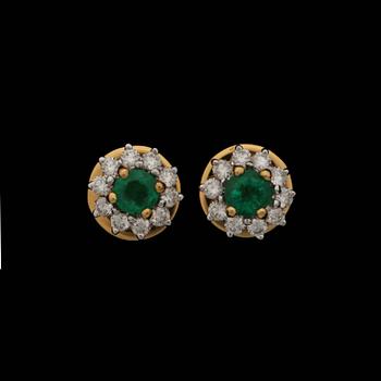 119. ÖRHÄNGEN, fasettslipade smaragder med briljantslipade diamanter.