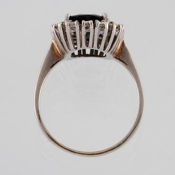 RING, 18K vitguld med fasettslipad blå safir samt briljantslipade diamanter 0.56 ct, importstämplad. Vikt 6,2 gram.