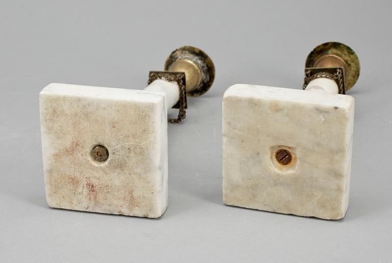 LJUSSTAKAR, 2 st, marmor och mässing, sengustavianska, sekelskiftet 1800.
