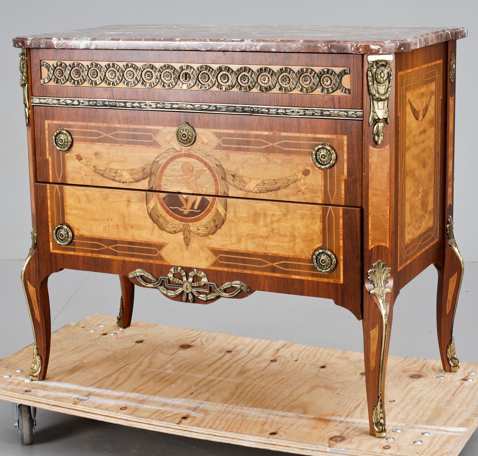 BYRÅ, gustaviansk stil, 1900-tal.