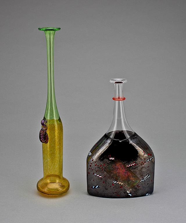 VAS samt FLASKA, glas, Bertil Vallien, Kosta Boda, sign. 1900-talets andra hälft.