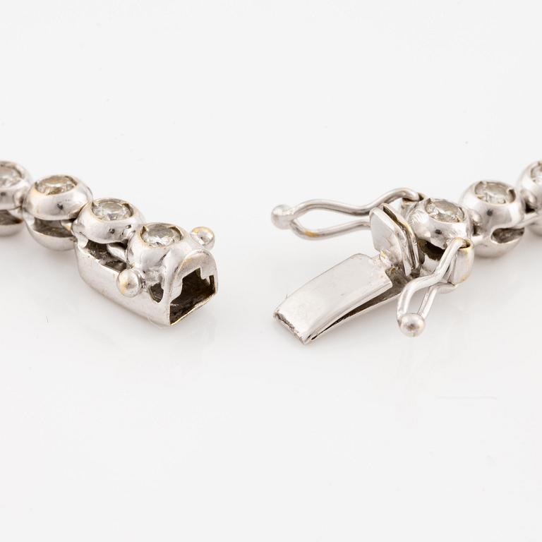 An 18K white gold bracelet set with round brilliant-cut diamonds.