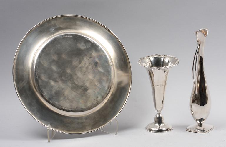 VASER SAMT TALLRIK, 3 st, silver, bla CG Hallberg, 1900-talets mitt.