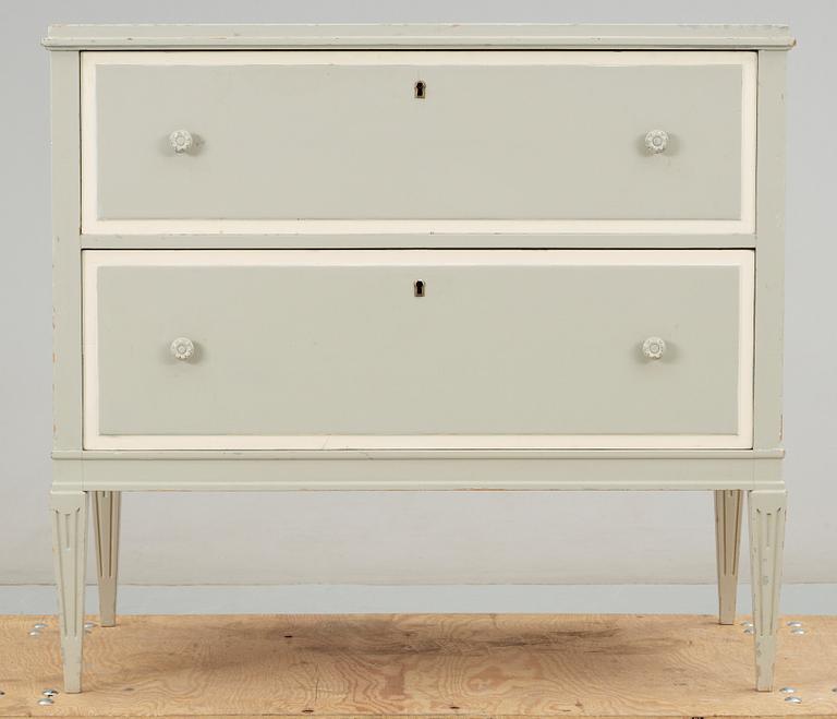 BYRÅ, gustaviansk stil, Nordiska Kompaniet, 1900-talets första hälft.