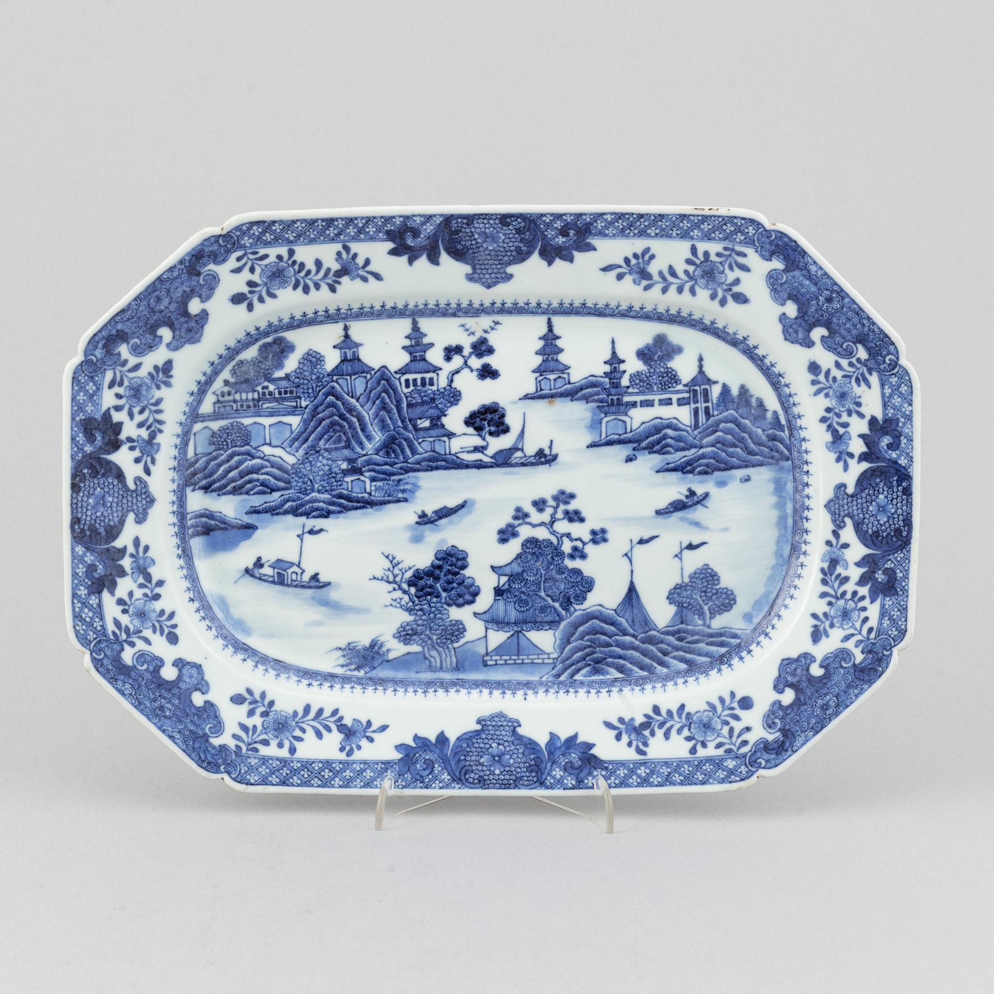 A blue and white serving dish, Qing dynasty, Qianlong (1736-95).
