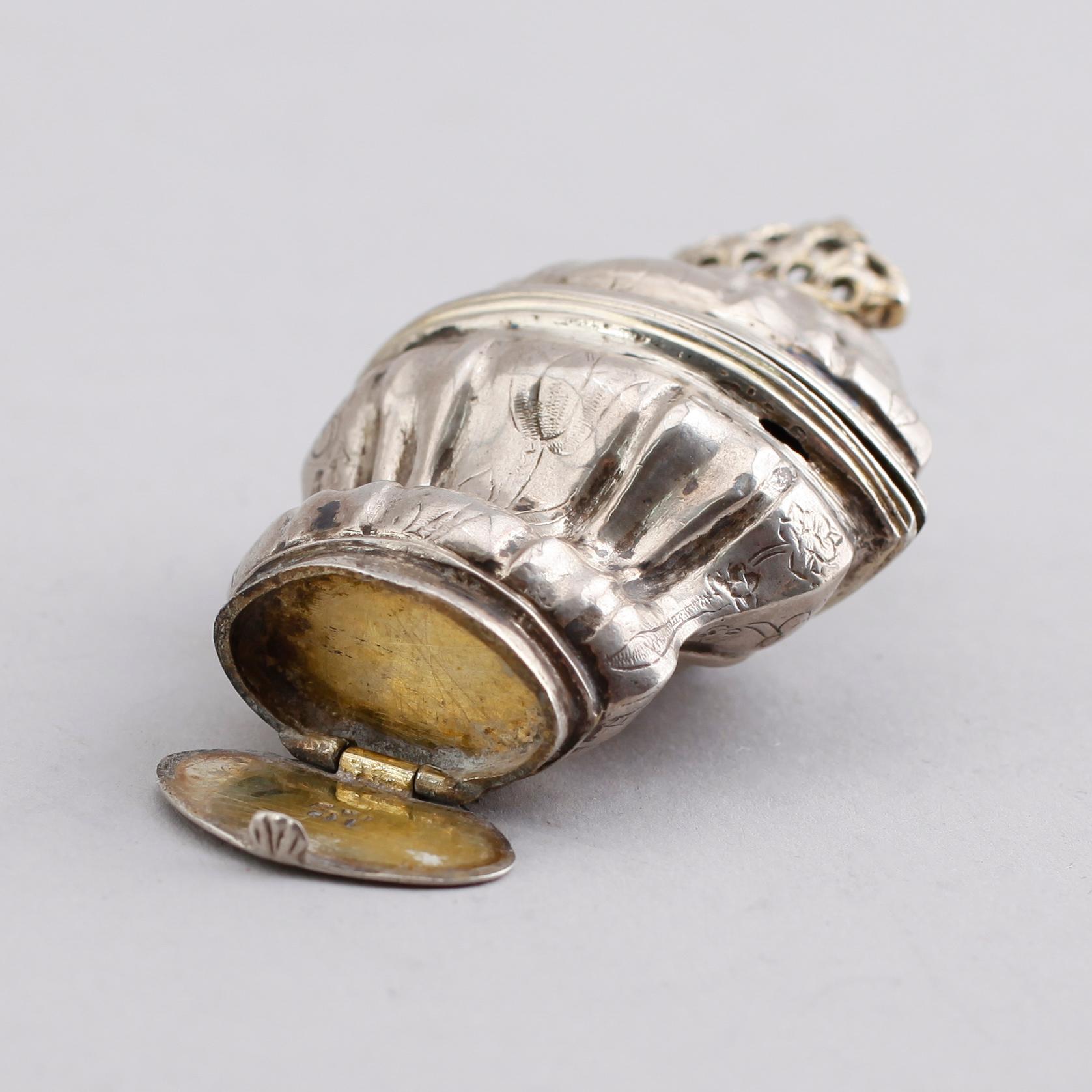 LUKTDOSA, silver, möjligen Wolf Petersen, Haderslev 1700-talets mitt. Vikt ca 25 gram.