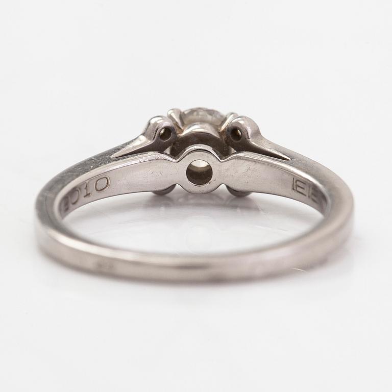 Cartier, sormus, platinaa ja briljanttihiottu timantti noin 0.45 ct.  GIA todistus ja sertifikaatti.