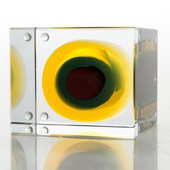 OIVA TOIKKA, AN ANNUAL CUBE, glass, signed Oiva Toikka Nuutajärvi 2006, numbered 570/2000.