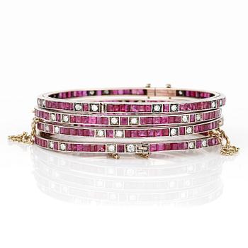 ARMBAND, 4 st, med gammalslipade diamanter och troligen carre slipade rubiner.