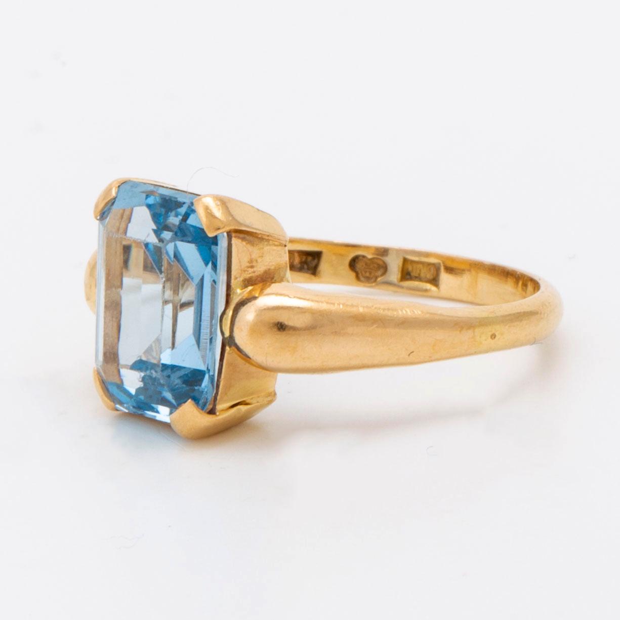 Bangle (opens with a hinge) and ring, 18K gold and spinels (most probably synthetic), total weight 20,5 g.